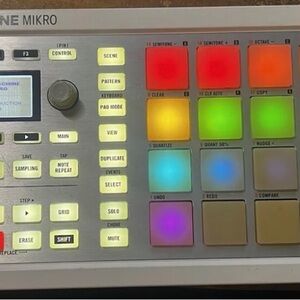 Native Instruments Maschine Mikro drum midi controller